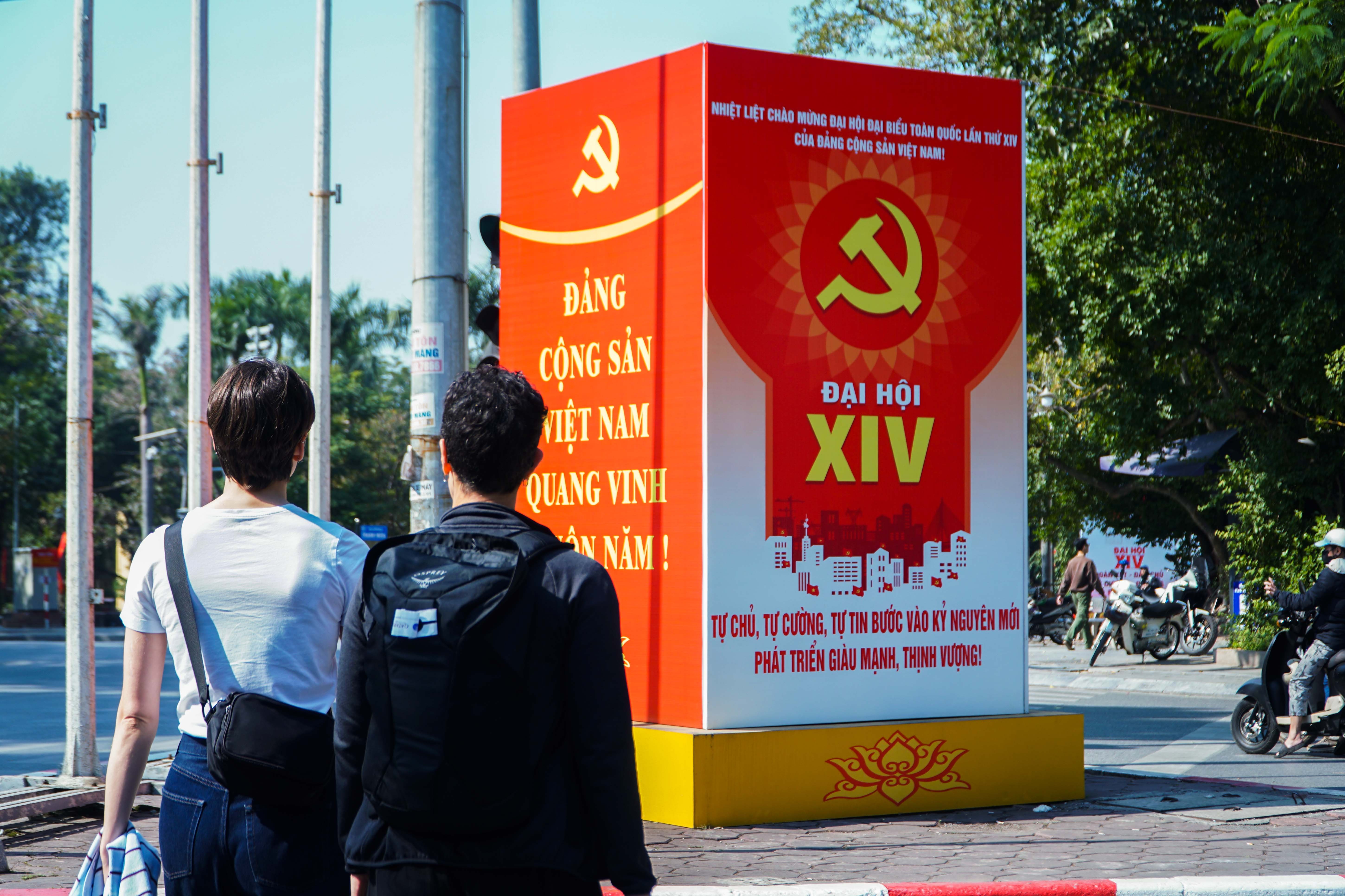 Cờ hoa rợp phố phường Hà Nội chào mừng Đại hội XIV của Đảng