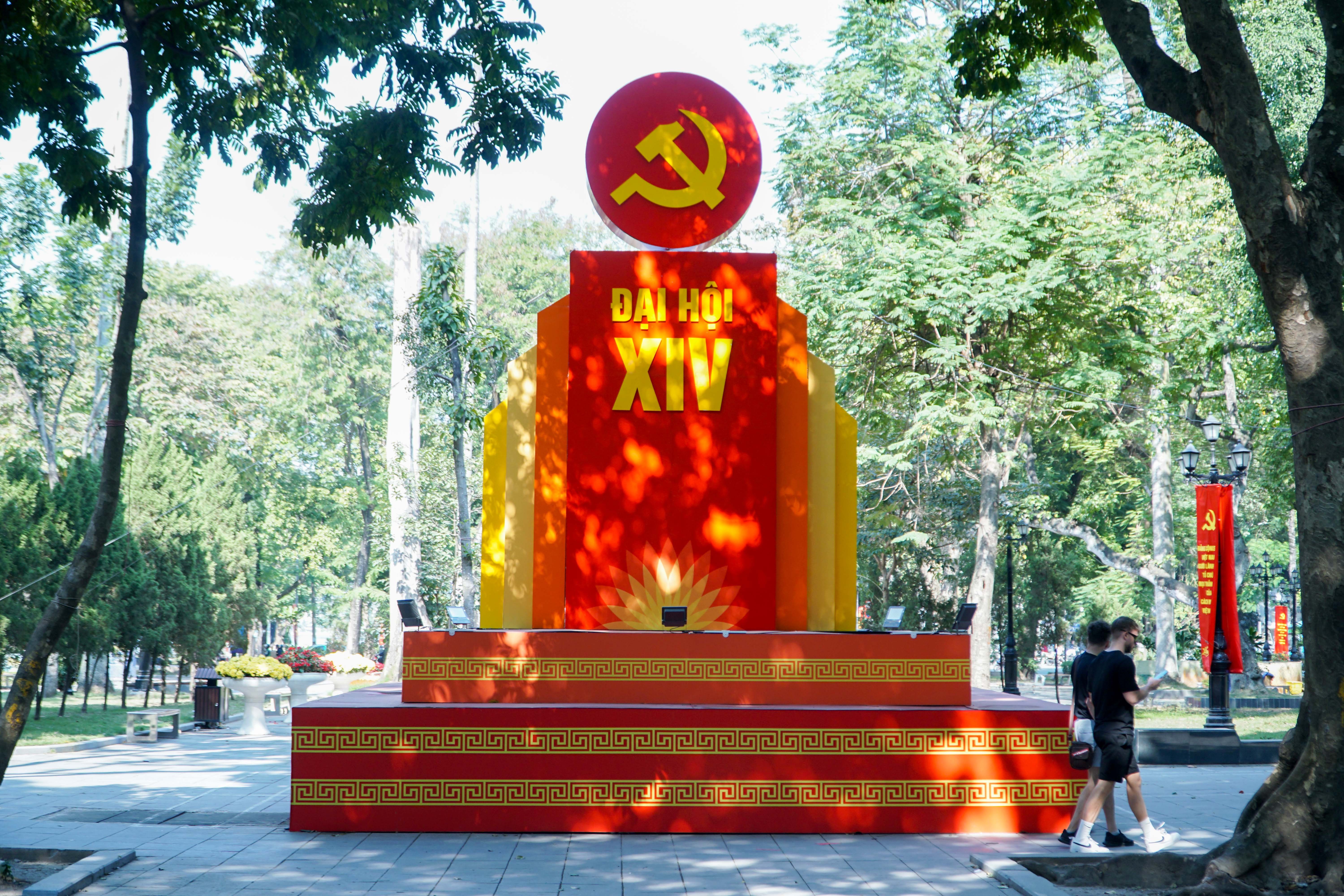 Cờ hoa rợp phố phường Hà Nội chào mừng Đại hội XIV của Đảng