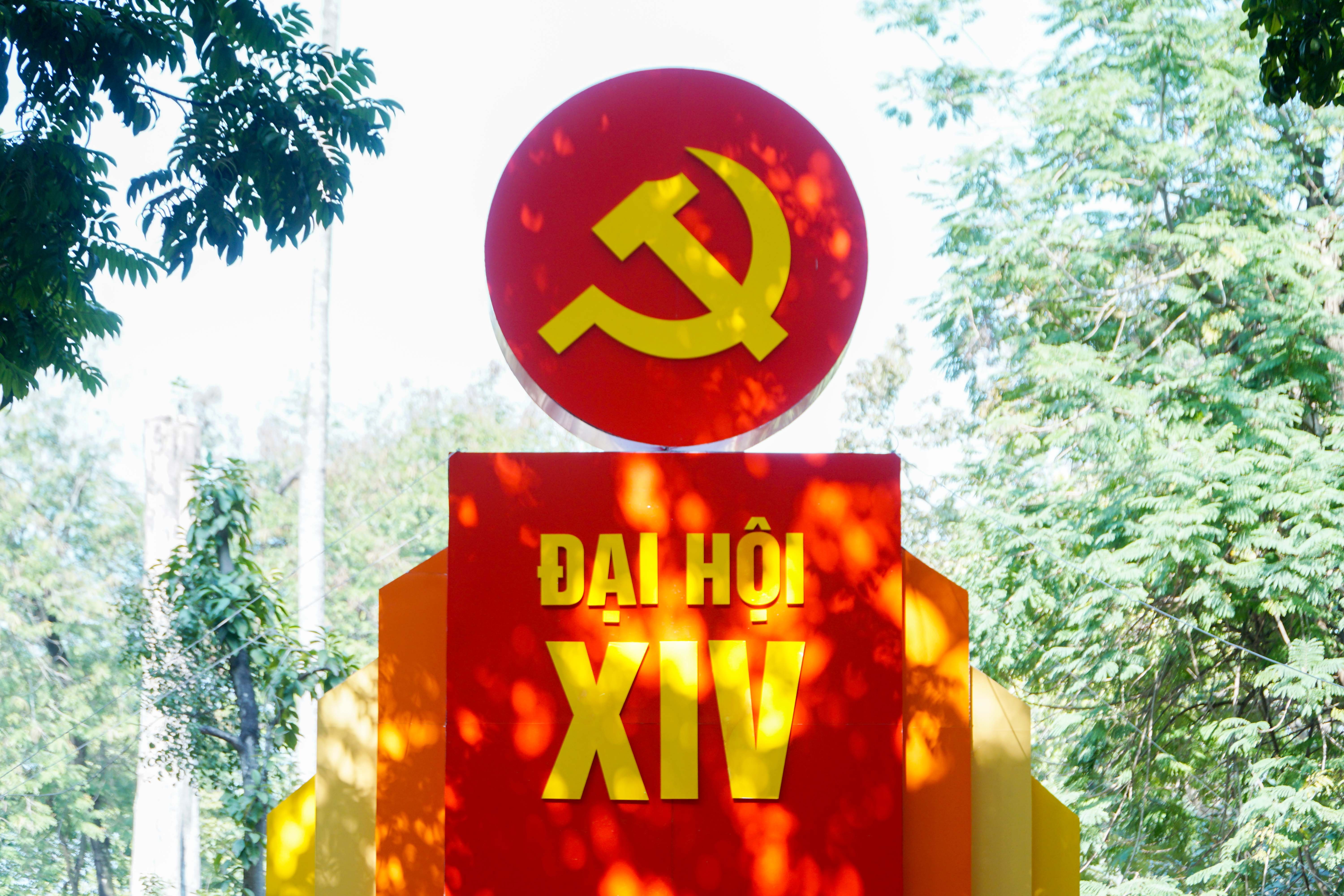 Cờ hoa rợp phố phường Hà Nội chào mừng Đại hội XIV của Đảng