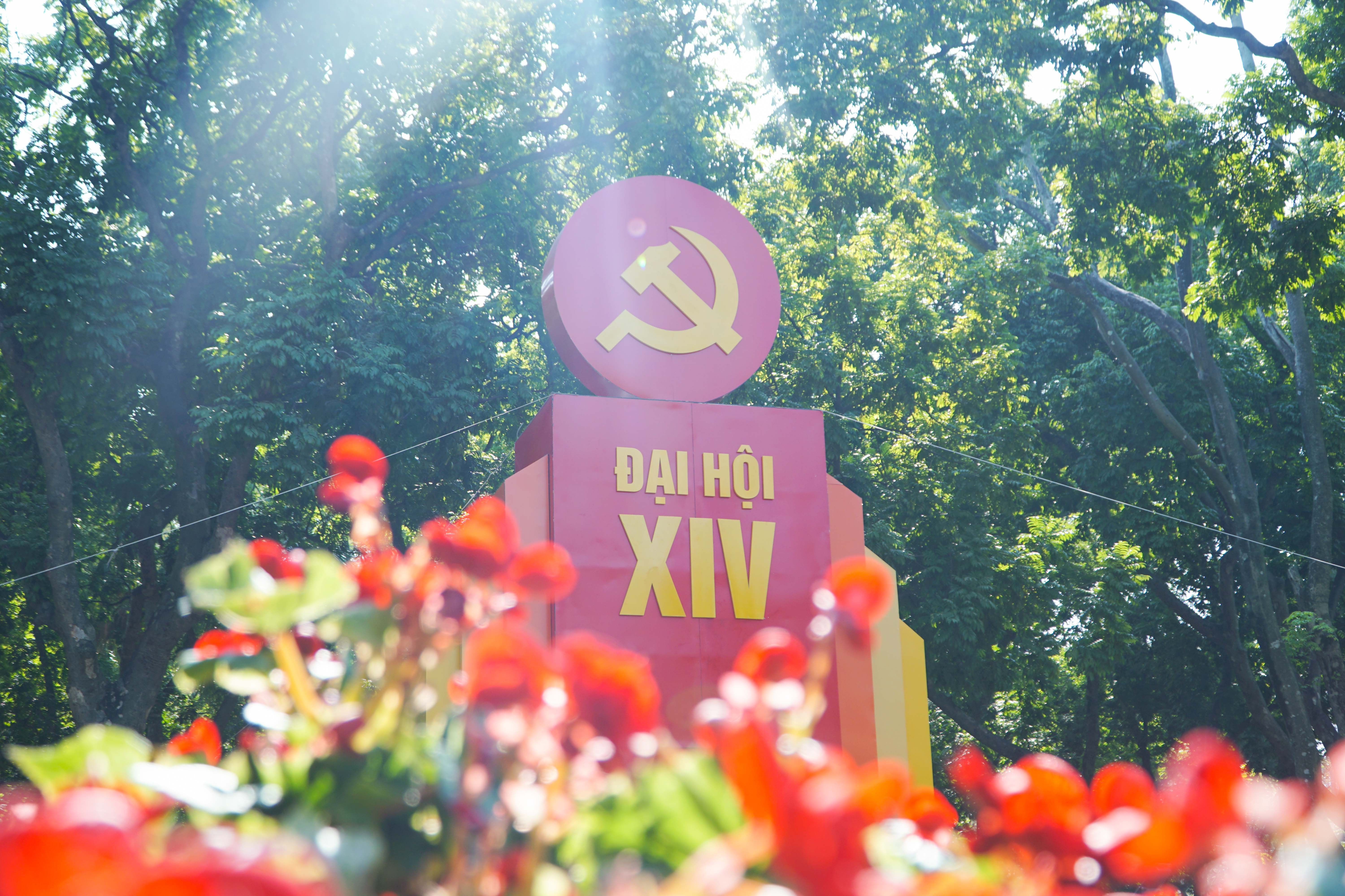 Cờ hoa rợp phố phường Hà Nội chào mừng Đại hội XIV của Đảng