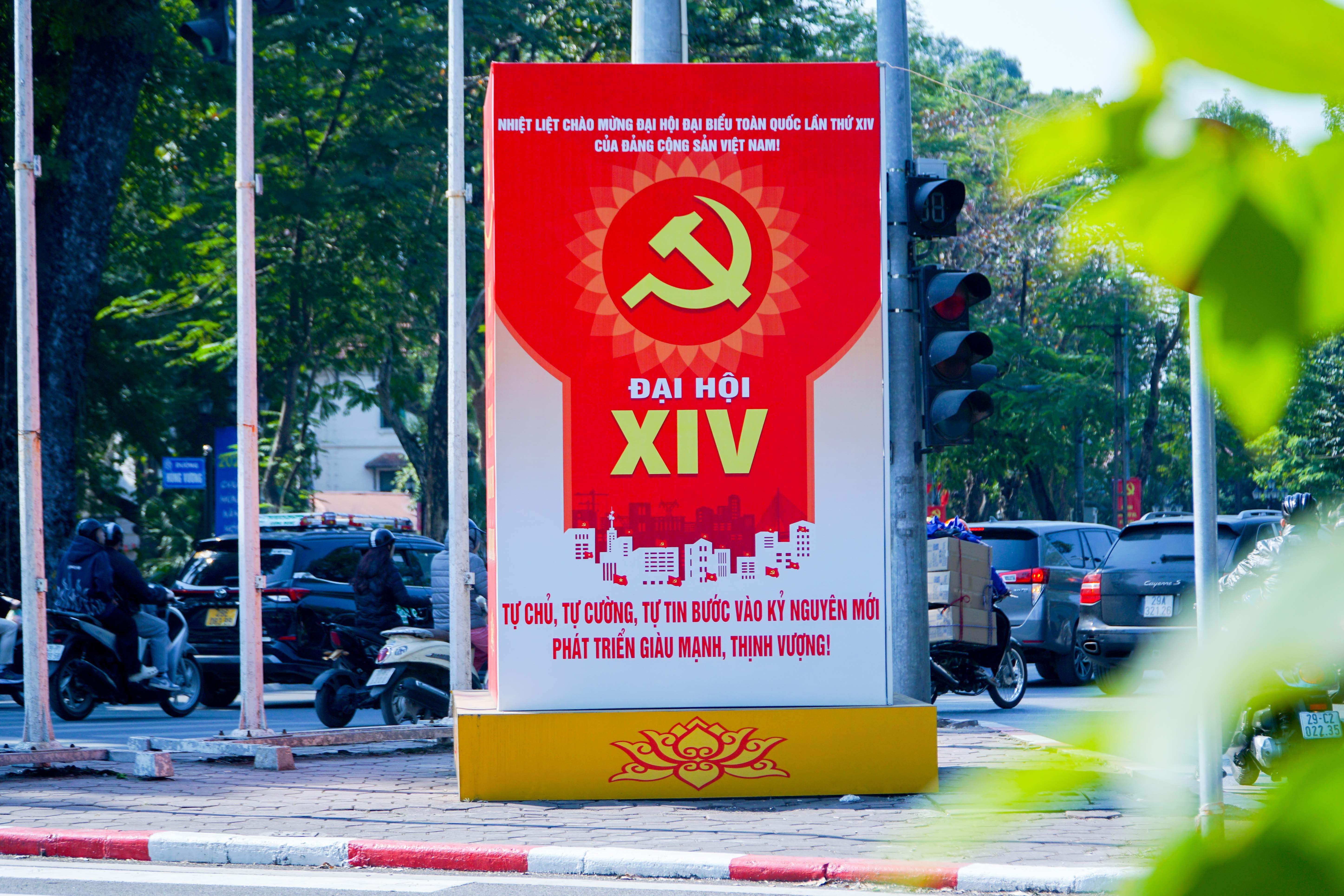 Cờ hoa rợp phố phường Hà Nội chào mừng Đại hội XIV của Đảng