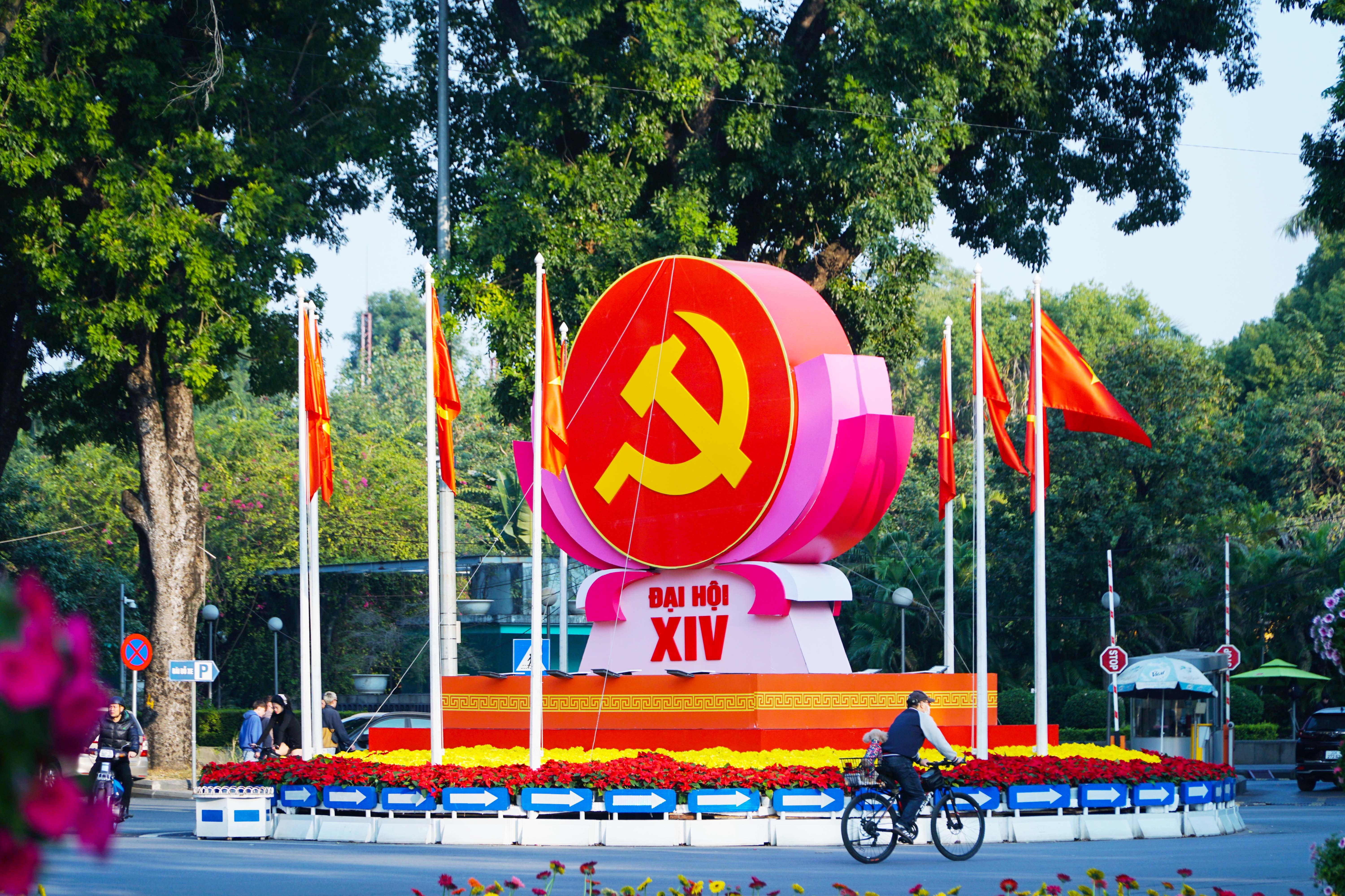 Cờ hoa rợp phố phường Hà Nội chào mừng Đại hội XIV của Đảng