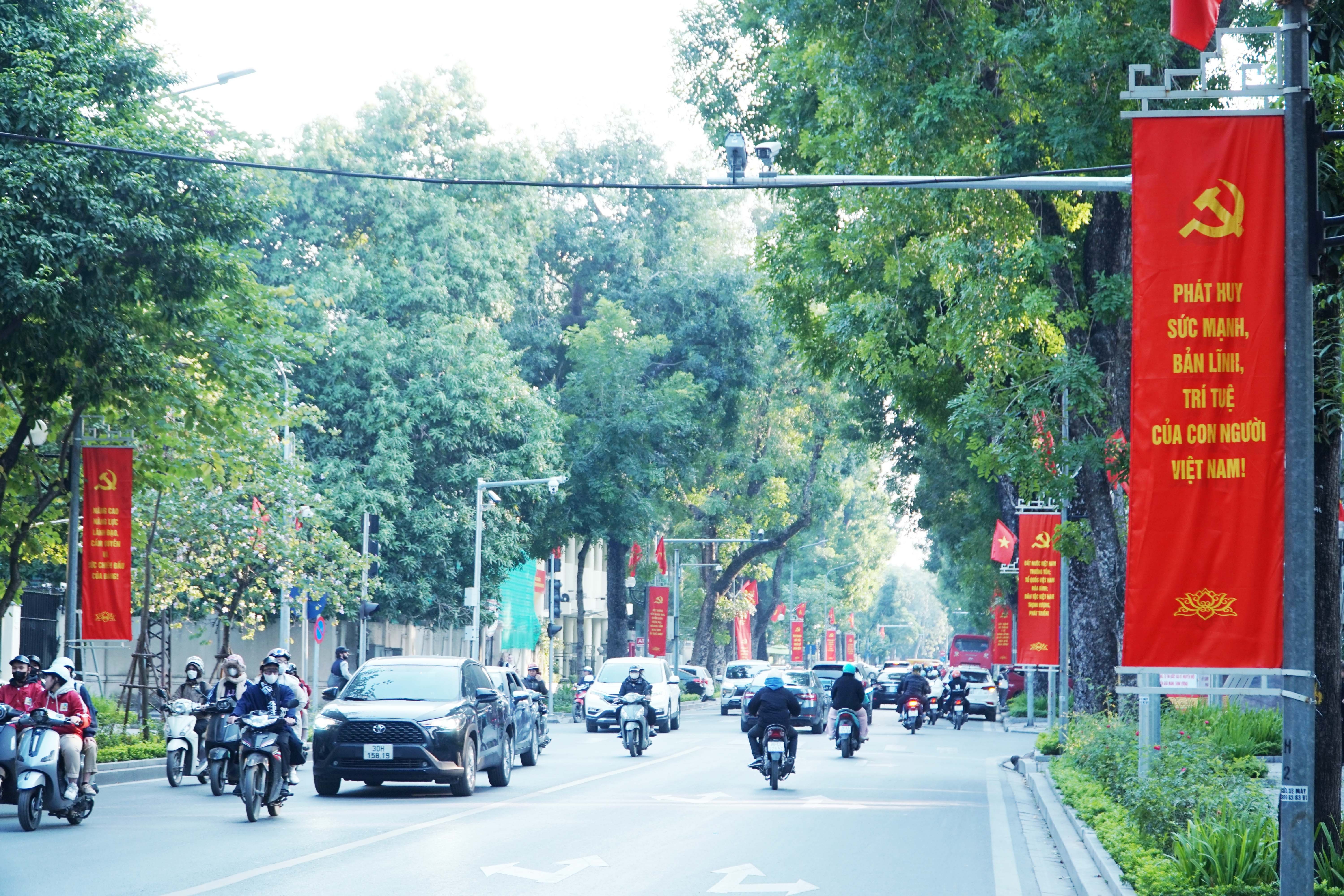 Cờ hoa rợp phố phường Hà Nội chào mừng Đại hội XIV của Đảng