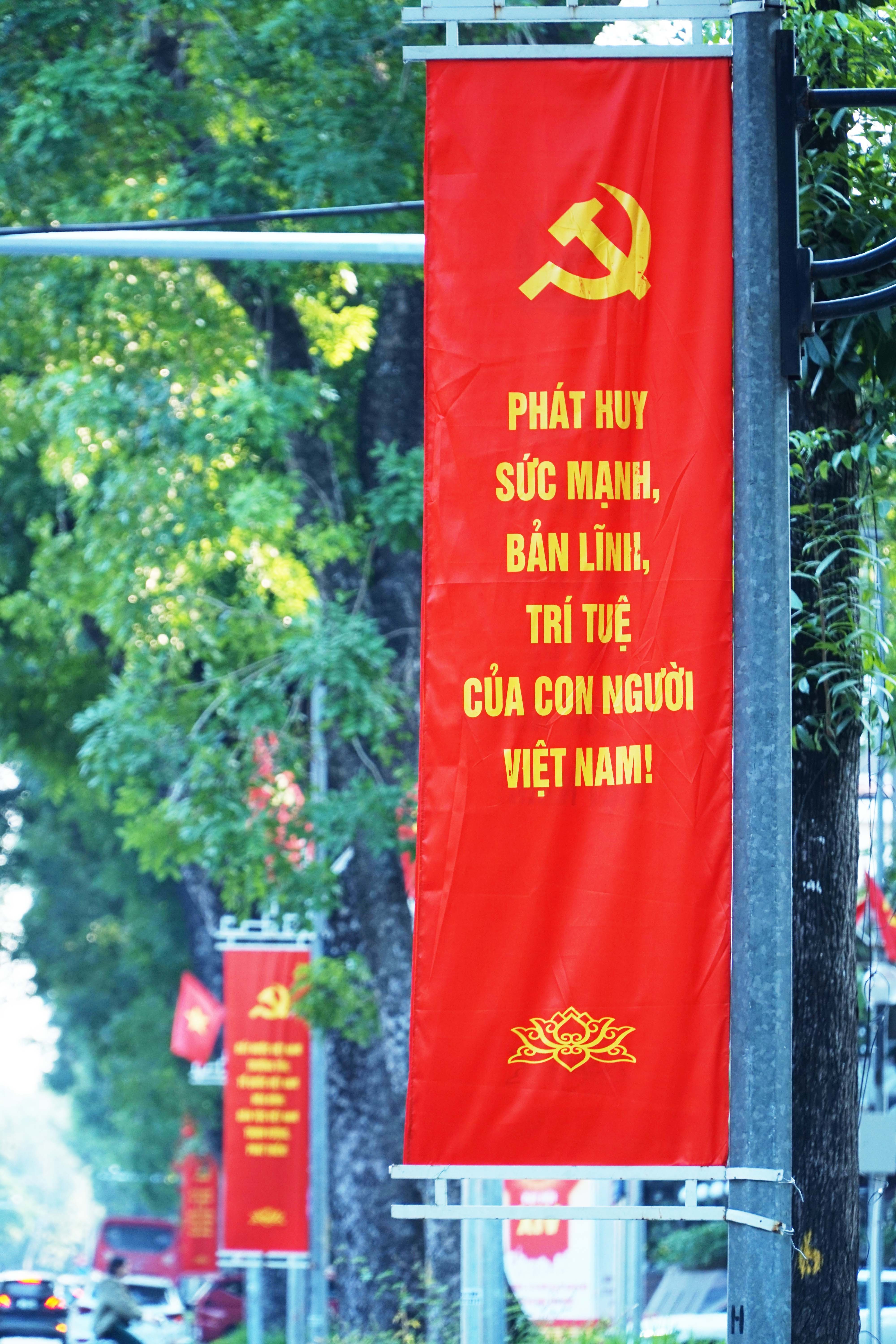 Cờ hoa rợp phố phường Hà Nội chào mừng Đại hội XIV của Đảng