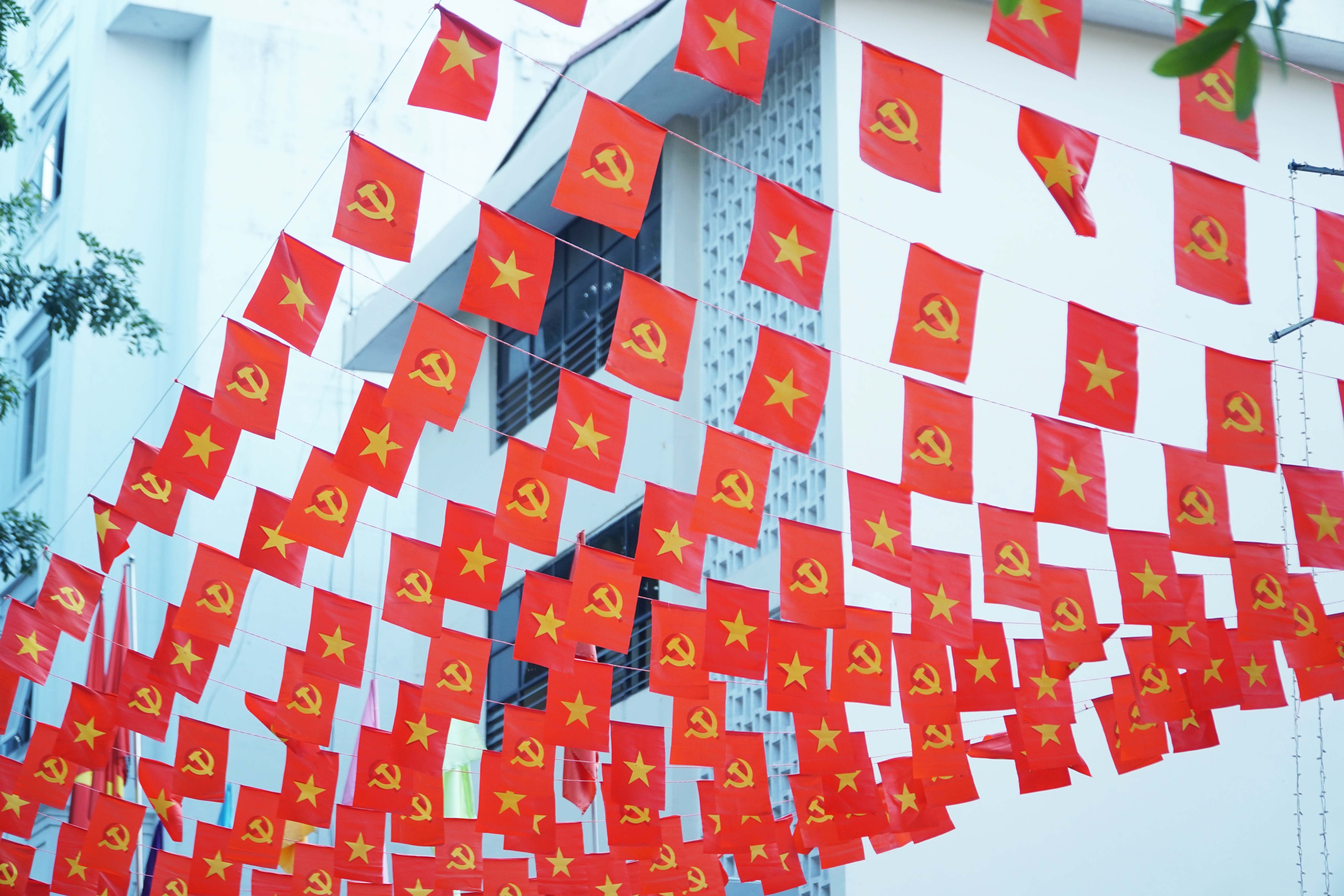 Cờ hoa rợp phố phường Hà Nội chào mừng Đại hội XIV của Đảng