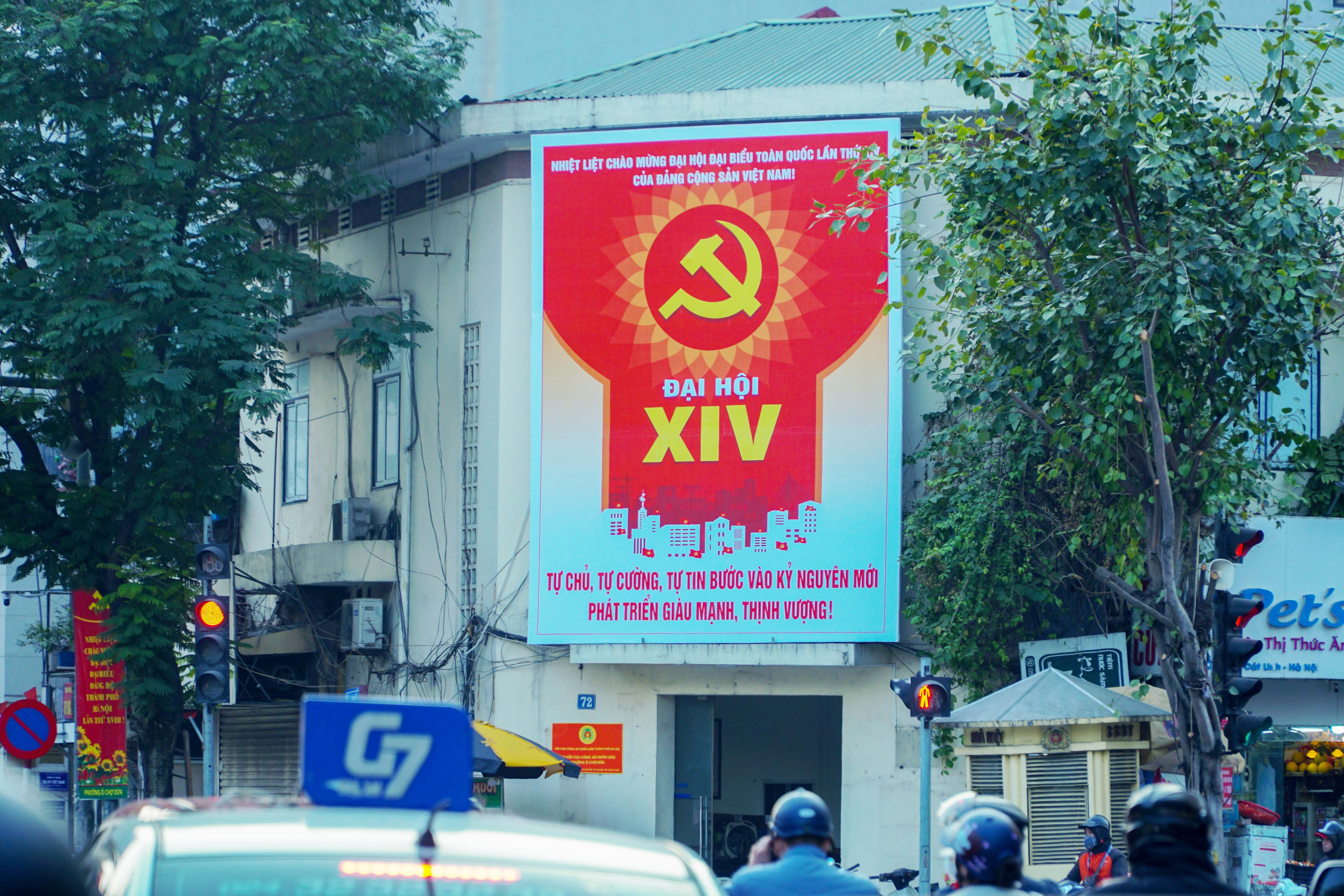 Cờ hoa rợp phố phường Hà Nội chào mừng Đại hội XIV của Đảng