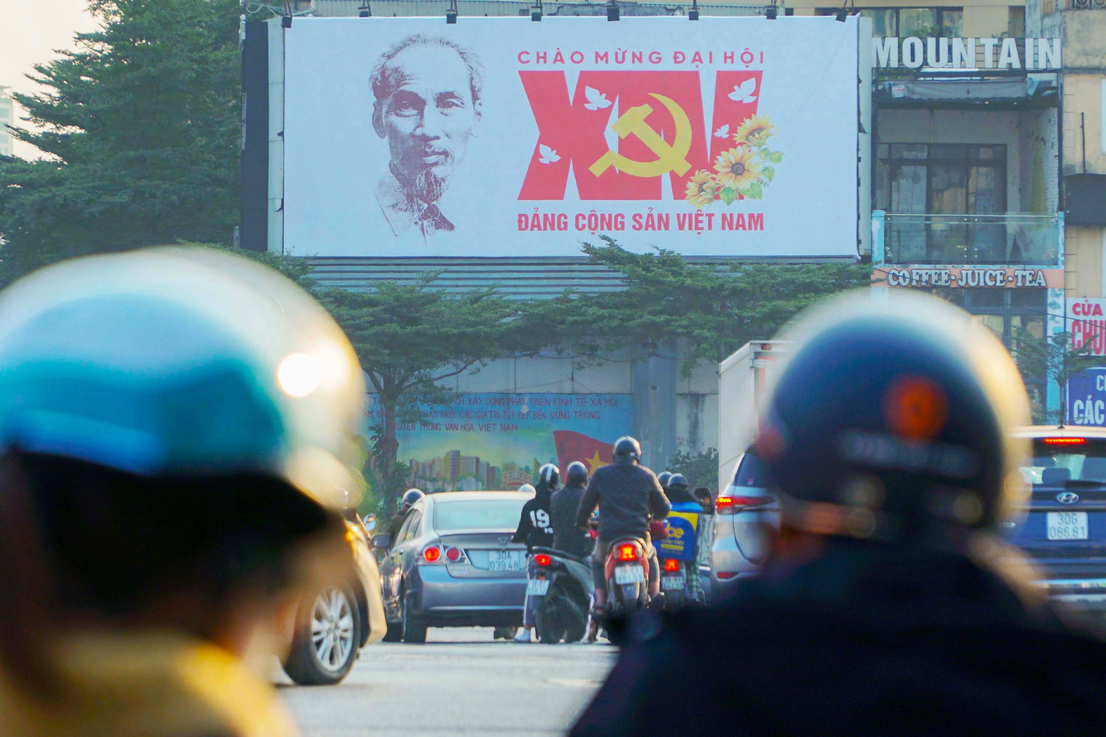 Cờ hoa rợp phố phường Hà Nội chào mừng Đại hội XIV của Đảng