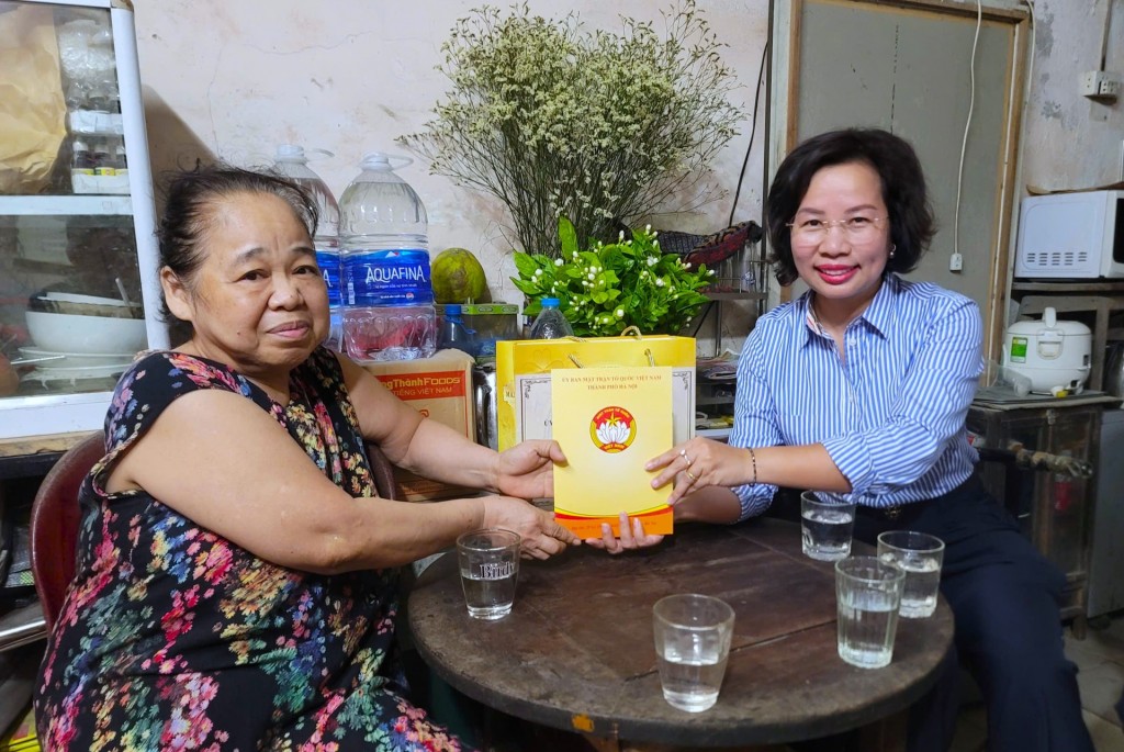 tặng quà các cá nhân tiêu biểu trên địa bàn phường Ba Đình tặng quà các cá nhân tiêu biểu trên địa bàn phường Ba Đình