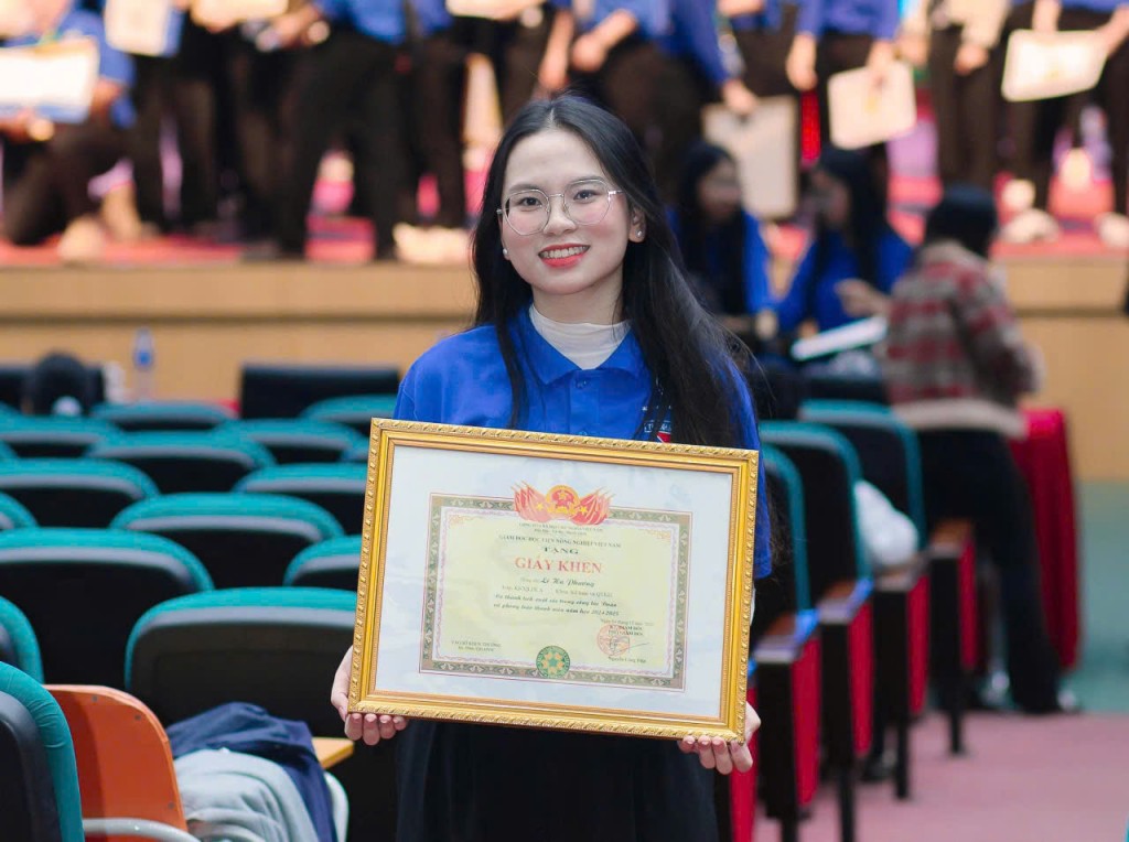Lê Hà Phương vinh dự được nhận học bổng của Học viện Nông nghiệp Việt Nam Lê Hà Phương vinh dự được nhận học bổng của Học viện Nông nghiệp Việt Nam