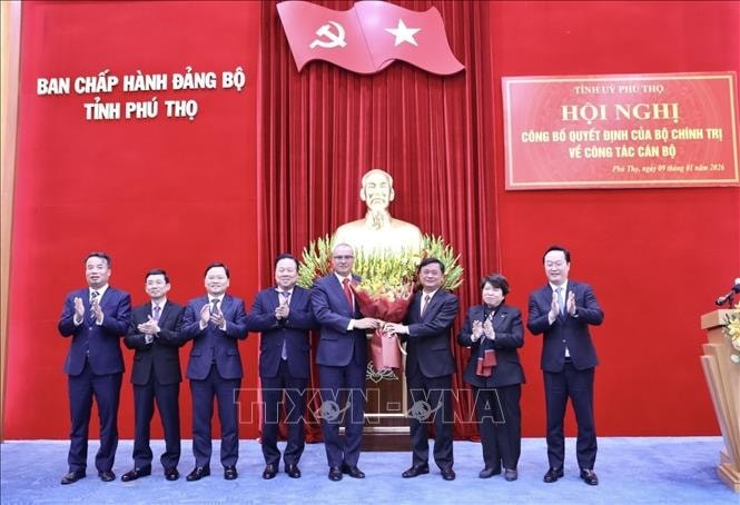 Các đại biểu Trung ương tặng hoa chúc mừng đồng chí Phạm Đại Dương giữ chức Bí thư Tỉnh ủy Phú Thọ khóa XX, nhiệm kỳ 2025-2030. Ảnh: Trọng Đạt/TTXVN Các đại biểu Trung ương tặng hoa chúc mừng đồng chí Phạm Đại Dương giữ chức Bí thư Tỉnh ủy Phú Thọ khóa XX, nhiệm kỳ 2025-2030. Ảnh: Trọng Đạt/TTXVN