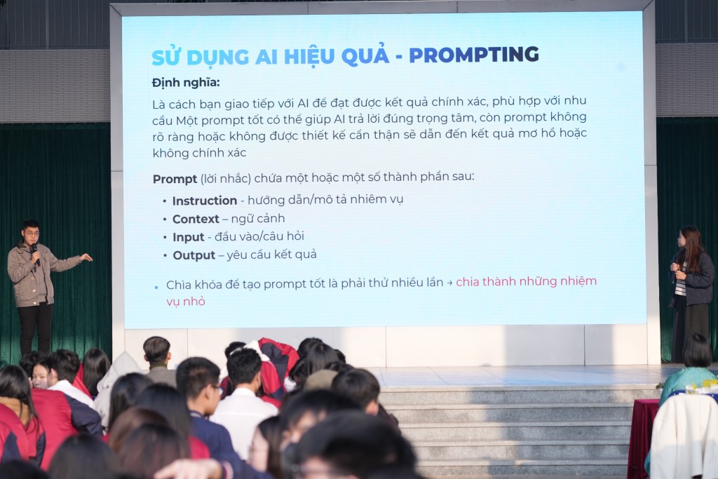 Học sinh hào hứng tiếp cận 