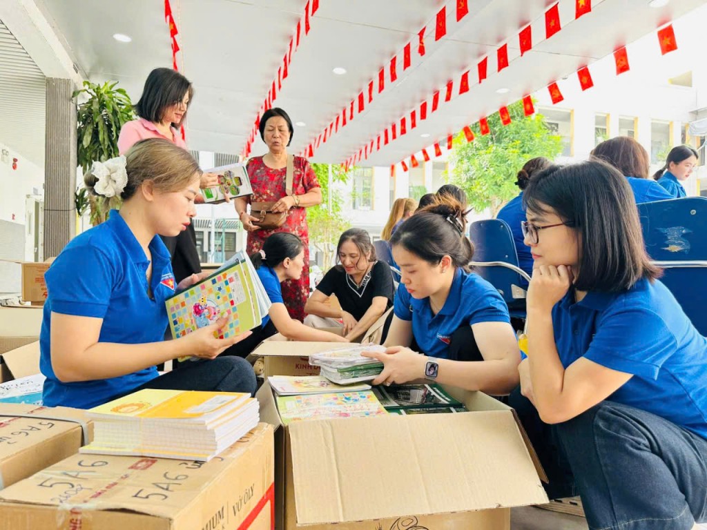 Cán bộ, đoàn viên thanh niên tham gia phân loại, chuẩn bị sách vở và đồ dùng học tập trong hoạt động thiện nguyện hướng về cộng đồng. Cán bộ, đoàn viên thanh niên tham gia phân loại, chuẩn bị sách vở và đồ dùng học tập trong hoạt động thiện nguyện hướng về cộng đồng.