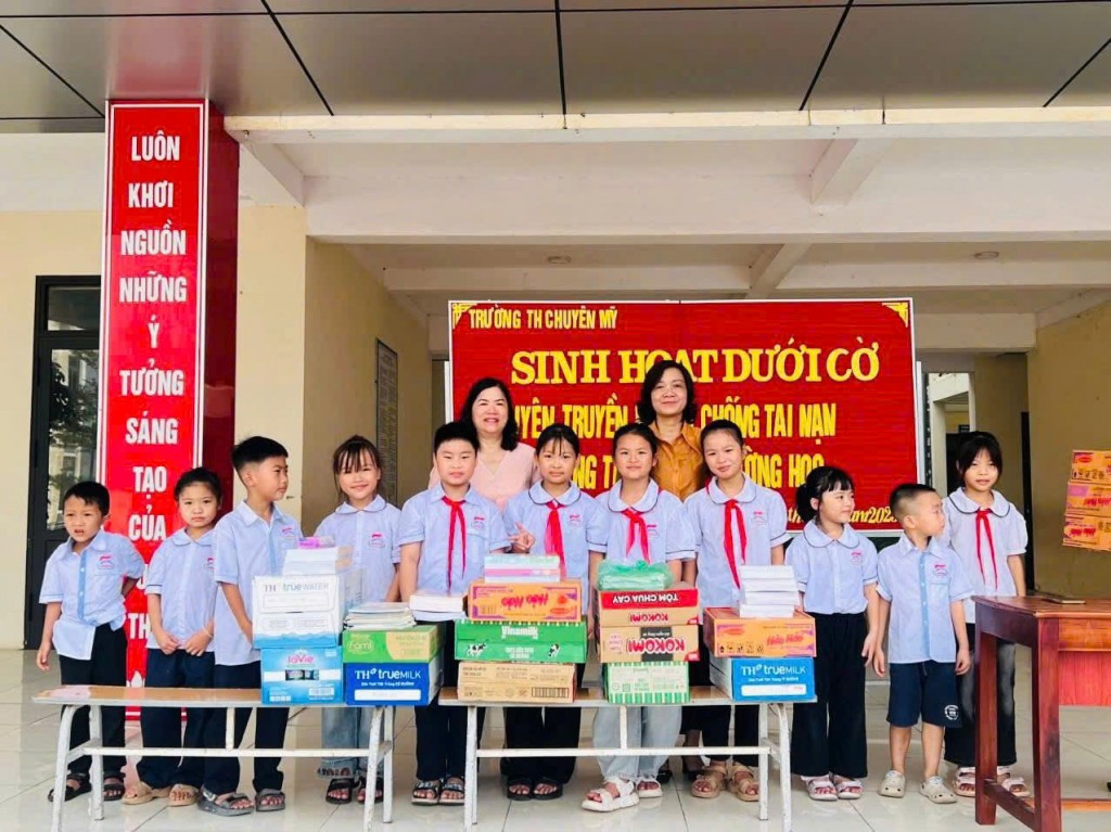 Đại diện nhà trường và học sinh nhận quà hỗ trợ từ các đơn vị, tổ chức đồng hành cùng chương trình an sinh xã hội. Đại diện nhà trường và học sinh nhận quà hỗ trợ từ các đơn vị, tổ chức đồng hành cùng chương trình an sinh xã hội.