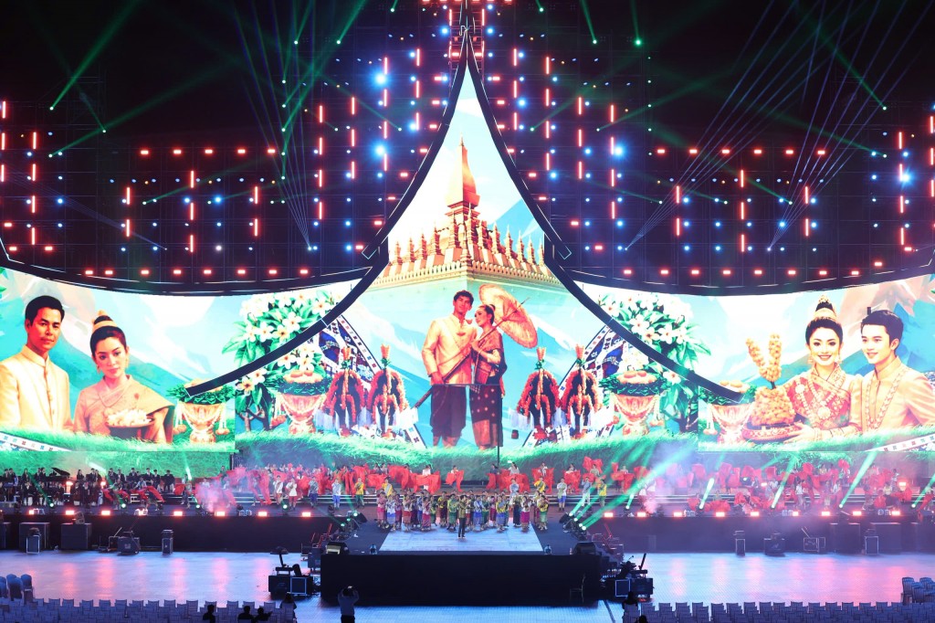 Viêng Chăn rực sáng đêm nghệ thuật 