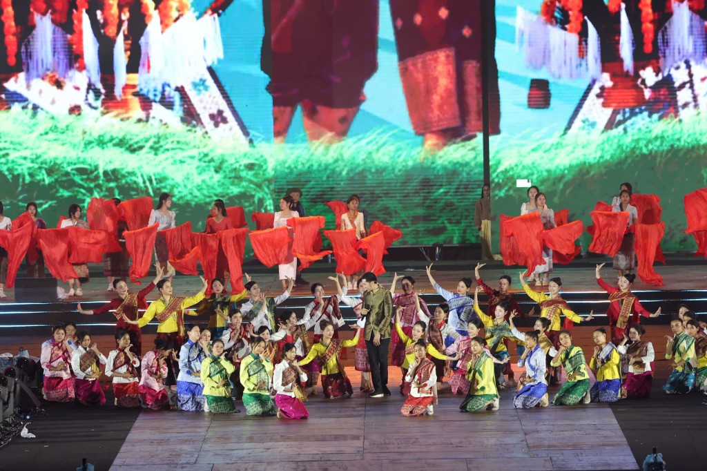 Viêng Chăn rực sáng đêm nghệ thuật 