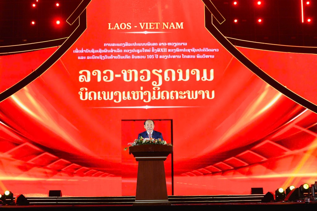 Viêng Chăn rực sáng đêm nghệ thuật 