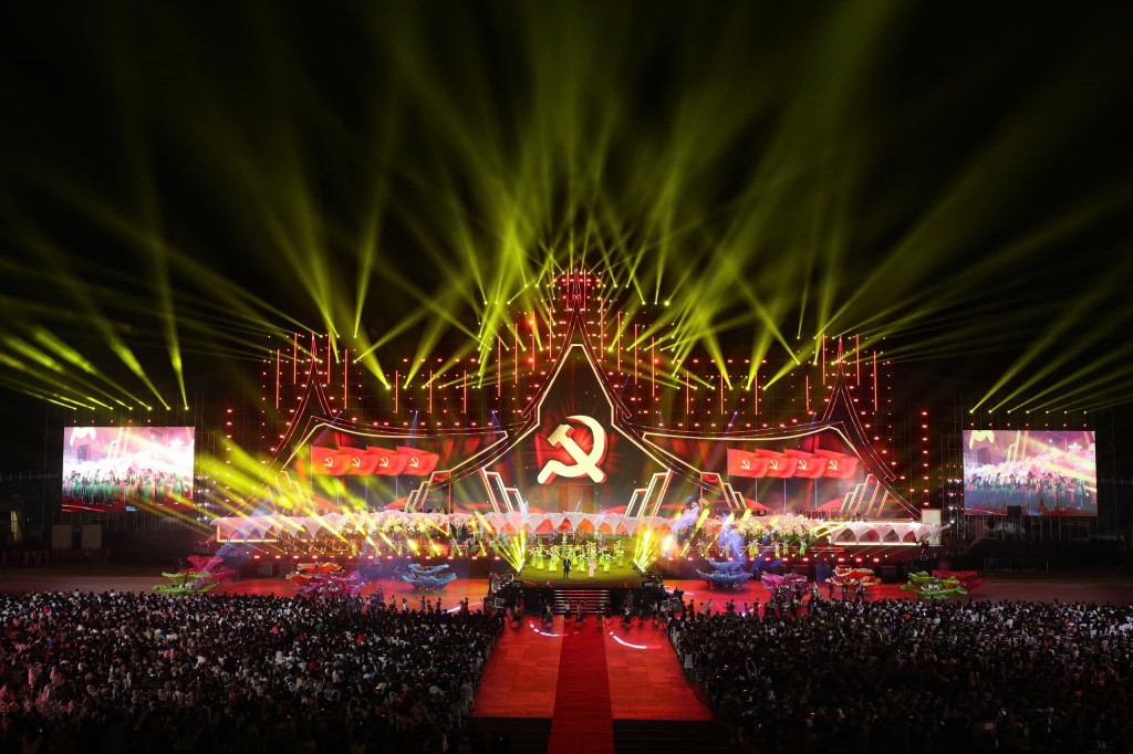 Viêng Chăn rực sáng đêm nghệ thuật 