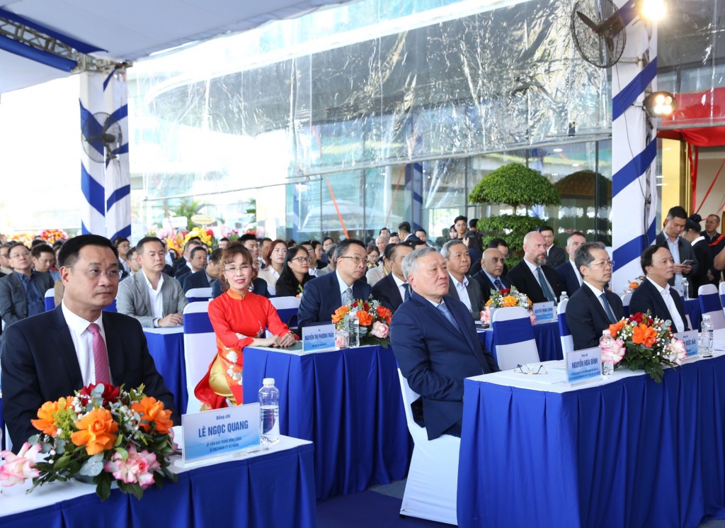 Phó Thủ tướng Thường trực Chính phủ Nguyễn Hòa Bình cùng các đại biểu tại Lễ khai trương - Ảnh: VGP/Nguyễn Hoàng