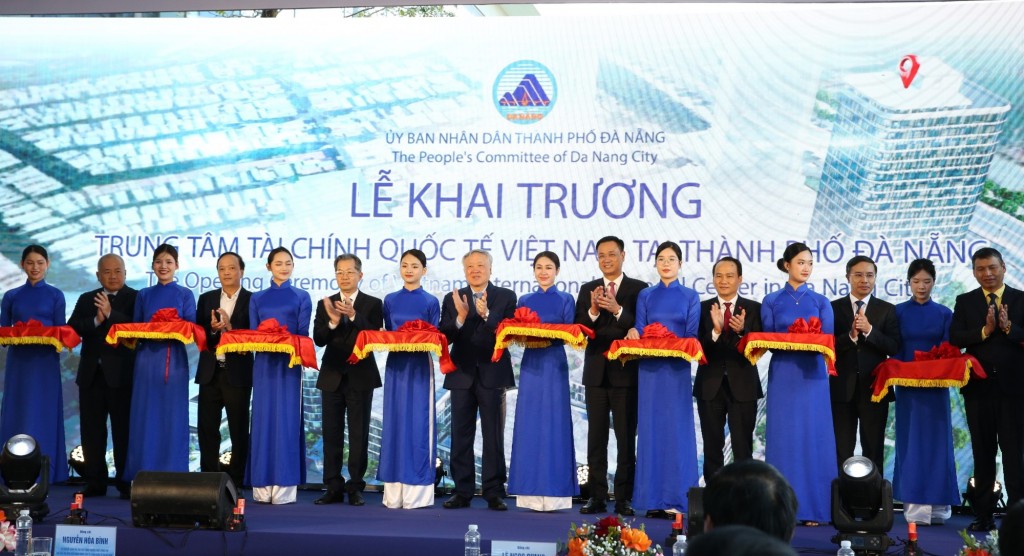 Phó Thủ tướng Thường trực Chính phủ Nguyễn Hòa Bình cùng các đại biểu thực hiện nghi thức khai trương Trung tâm Tài chính Quốc tế Việt Nam tại TP. Đà Nẵng - Ảnh: VGP/Nguyễn Hoàng