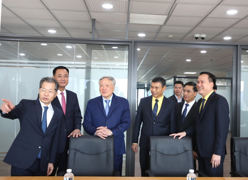 Phó Thủ tướng Thường trực Nguyễn Hòa Bình tham quan Trung tâm Tài chính Quốc tế Việt Nam tại TP. Đà Nẵng - Ảnh: VGP/Nguyễn Hoàng