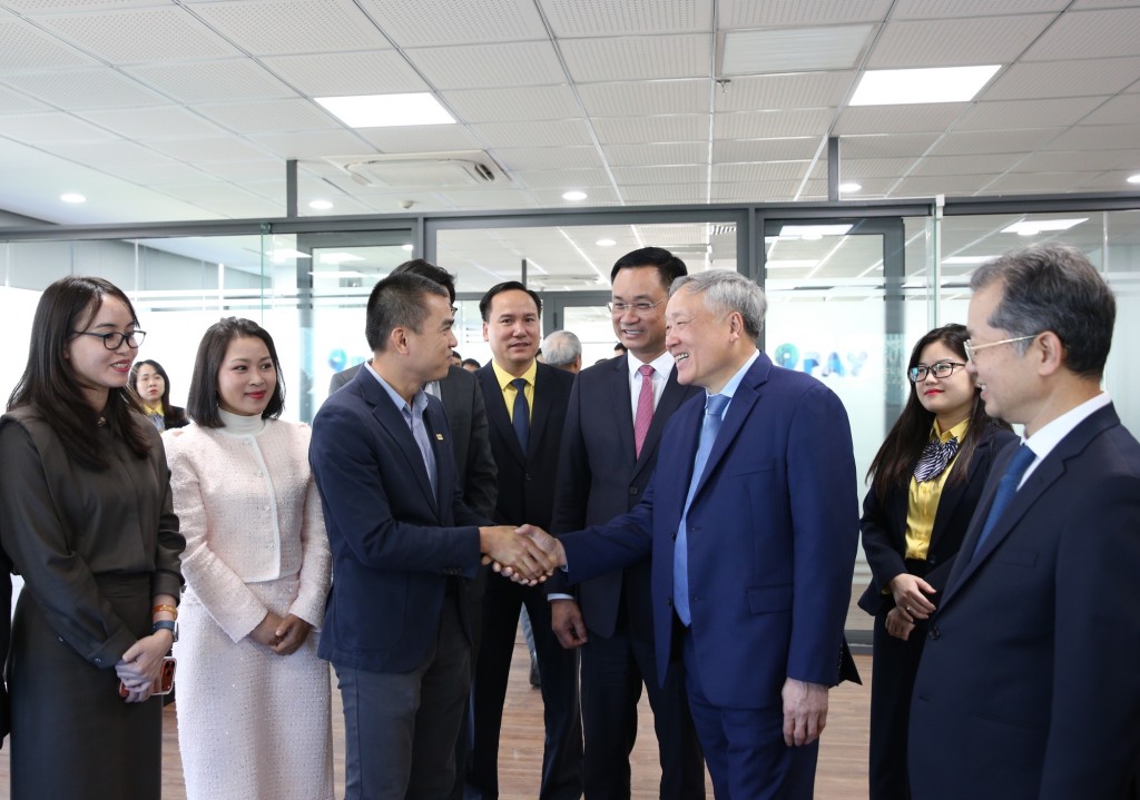 Phó Thủ tướng Thường trực Nguyễn Hòa Bình gặp mặt các nhà đầu tư tại Lễ khai trương - Ảnh: VGP/Nguyễn Hoàng