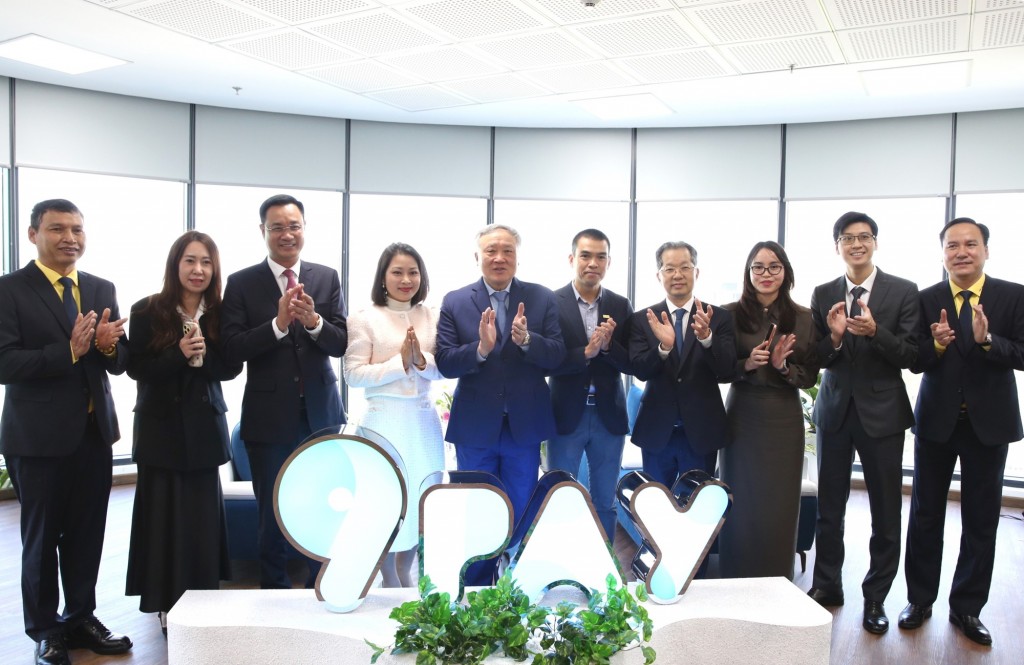 Phó Thủ tướng Thường trực Chính phủ Nguyễn Hòa Bình chụp ảnh lưu niệm cùng các nhà đầu tư tại Lễ khai trương - Ảnh: VGP/Nguyễn Hoàng