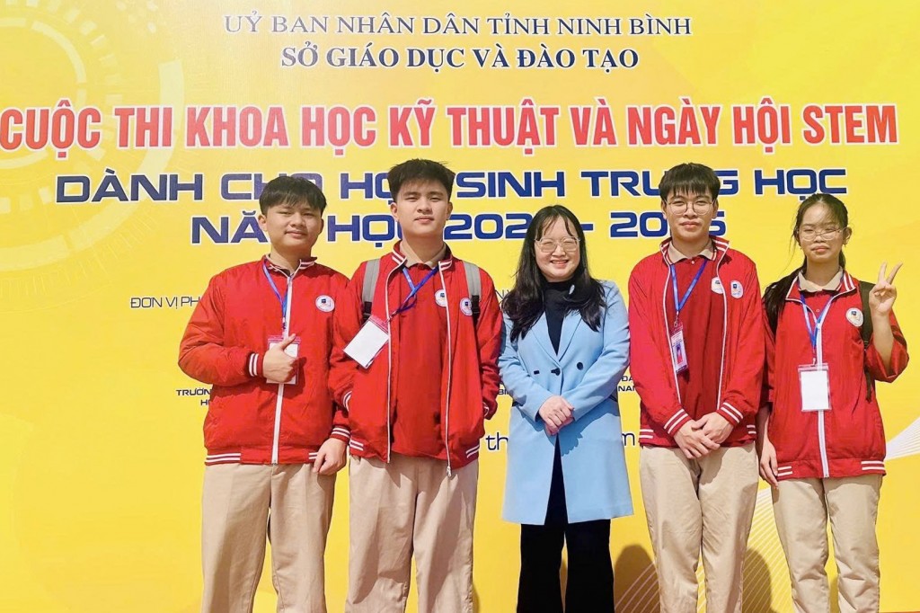 Cô Đoàn Thanh Hường - PHT nhà trường chụp ảnh  lưu niệm cùng với các HS tham gia cuộc thi
