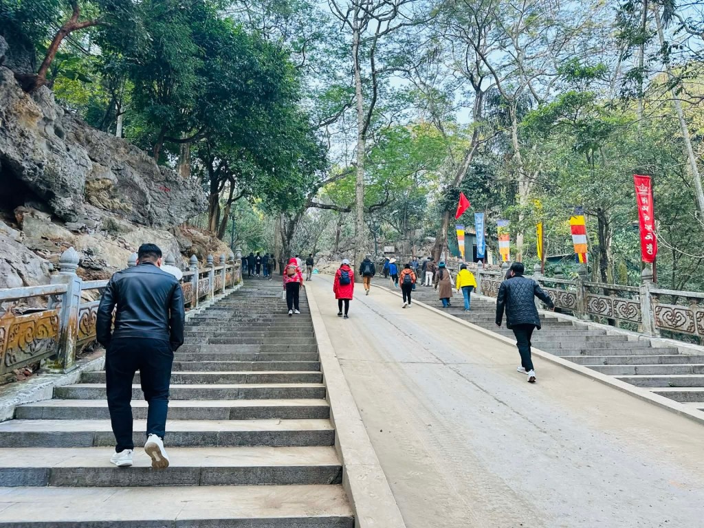 Khu vực đi lên chùa Thiên Trù được cải tạo sạch đẹp và rộng rãi (Ảnh: Hoàng Lân)