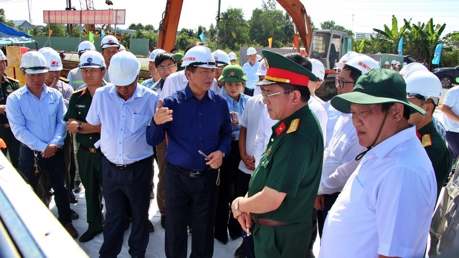 Bộ trưởng Bộ Xây dựng Trần Hồng Minh lưu ý nhà thầu tính toán kỹ lưỡng phương án thi công, bảo đảm chất lượng công trình. Bộ trưởng Bộ Xây dựng Trần Hồng Minh lưu ý nhà thầu tính toán kỹ lưỡng phương án thi công, bảo đảm chất lượng công trình.