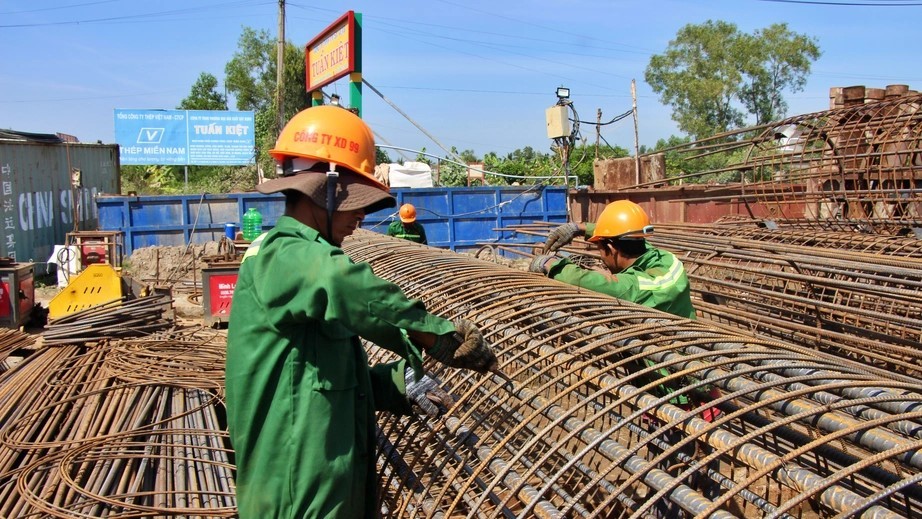 Công nhân thi công tại công trình cầu Sông Ông Đốc 1, xã Khánh An, tỉnh Cà Mau. Công nhân thi công tại công trình cầu Sông Ông Đốc 1, xã Khánh An, tỉnh Cà Mau.