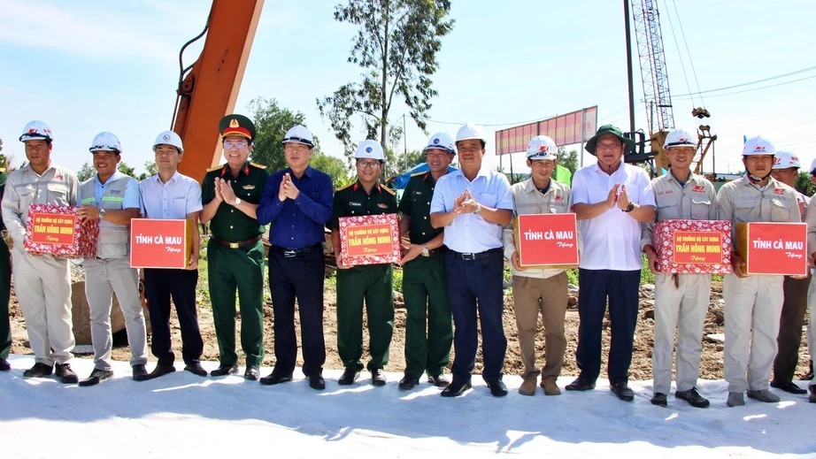 Bộ trưởng Trần Hồng Minh tặng quà động viên kỹ sư, công nhân thi công trên công trường cao tốc Cà Mau - Cái Nước. Bộ trưởng Trần Hồng Minh tặng quà động viên kỹ sư, công nhân thi công trên công trường cao tốc Cà Mau - Cái Nước.