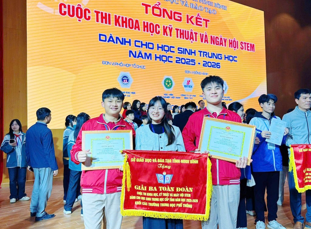 Trường THCS và THPT Nguyễn Tất Thành giành giải Ba toàn đoàn Cuộc thi KHKT và Ngày hội STEM