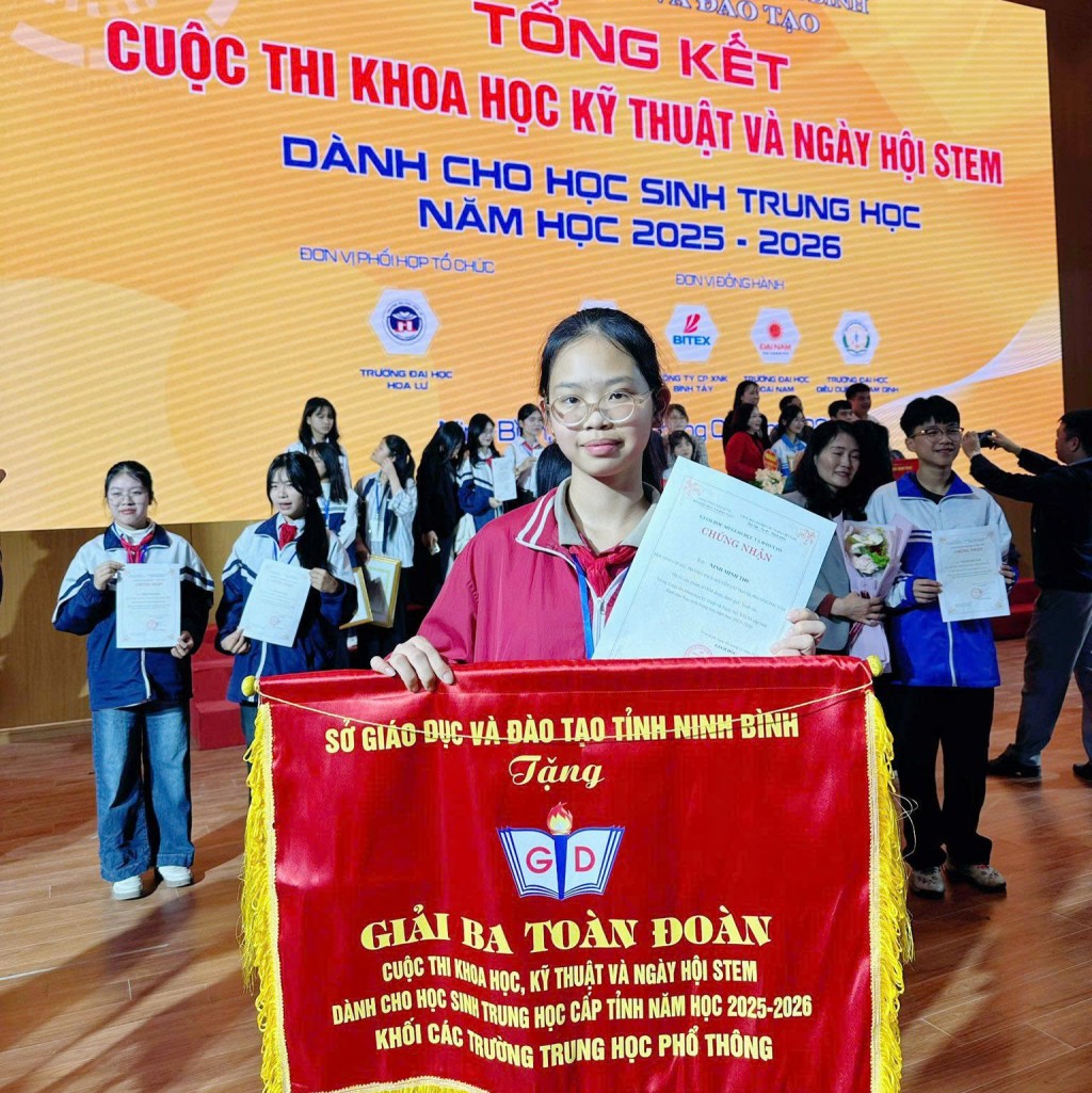 Trường THCS và THPT Nguyễn Tất Thành giành giải Ba toàn đoàn Cuộc thi KHKT và Ngày hội STEM