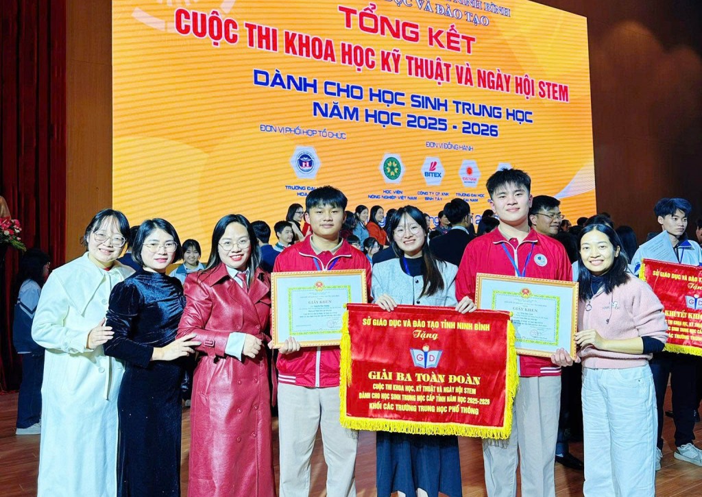 Trường THCS và THPT Nguyễn Tất Thành giành giải Ba toàn đoàn Cuộc thi KHKT và Ngày hội STEM