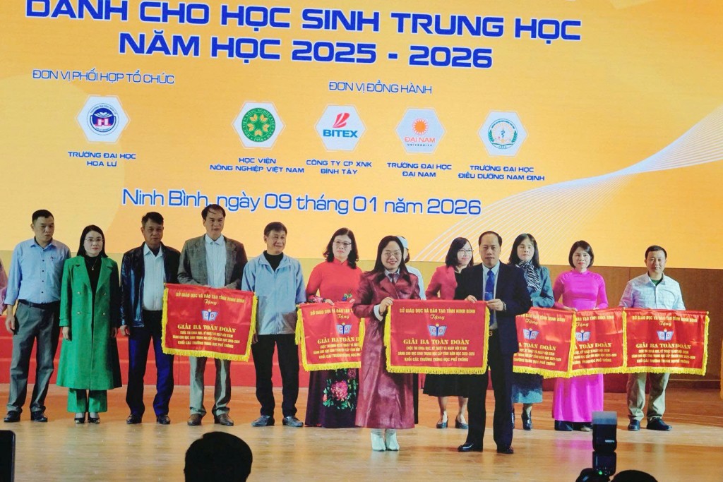Trường THCS và THPT Nguyễn Tất Thành giành giải Ba toàn đoàn Cuộc thi KHKT và Ngày hội STEM