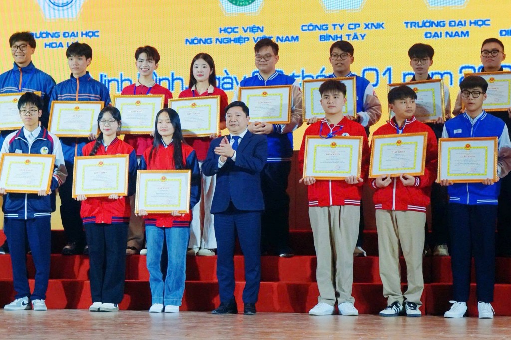 Trường THCS và THPT Nguyễn Tất Thành giành giải Ba toàn đoàn Cuộc thi KHKT và Ngày hội STEM