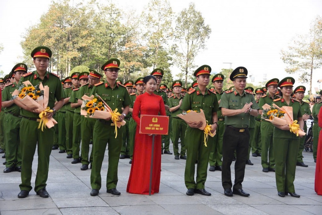 Trung tướng Mai Hoàng, Giám đốc Công an TP Hồ Chí Minh tặng hoa động viên các lực lượng tại lễ ra quân Trung tướng Mai Hoàng, Giám đốc Công an TP Hồ Chí Minh tặng hoa động viên các lực lượng tại lễ ra quân