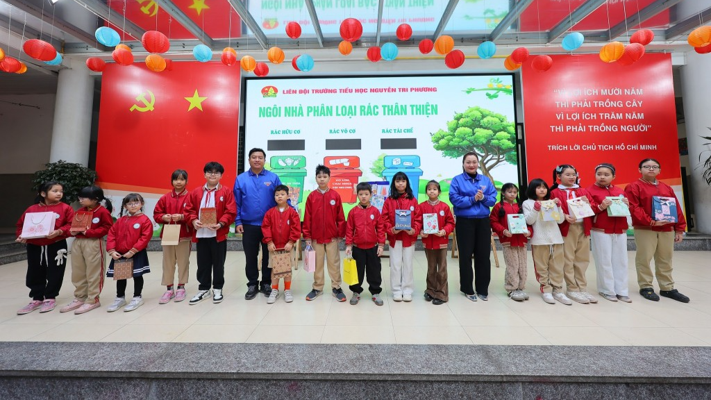 Nhiều phần quà được Ban tổ chức dành tặng các em học sinh