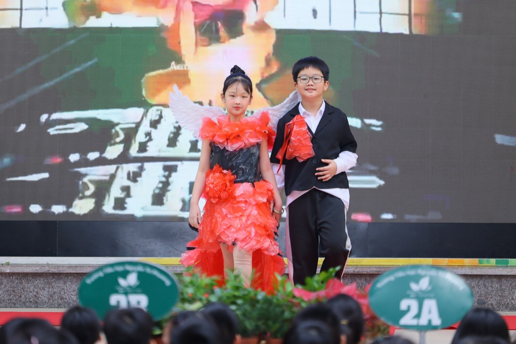 Các em học sinh trình diễn thời trang tái chế