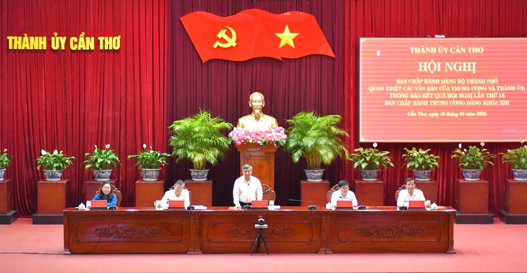 Đồng chí Đồng Văn Thanh, Phó Bí thư Thường trực Thành ủy, Chủ tịch HĐND TP Cần Thơ, điều hành thảo luận tại hội nghị. 