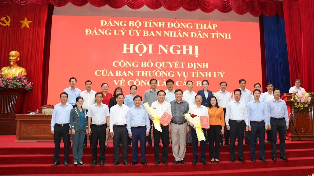 Các đồng chí trong Ban Chấp hành Đảng ủy UBND tỉnh chúc mừng đồng chí Đoàn Hữu Hiếu và đồng chí Nguyễn Nhật Trường được chỉ định tham gia Ban Chấp hành Đảng bộ UBND tỉnh. Các đồng chí trong Ban Chấp hành Đảng ủy UBND tỉnh chúc mừng đồng chí Đoàn Hữu Hiếu và đồng chí Nguyễn Nhật Trường được chỉ định tham gia Ban Chấp hành Đảng bộ UBND tỉnh.