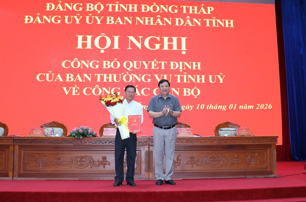 Đồng chí Phạm Thành Ngại, Phó Bí thư Tỉnh ủy, Bí thư Đảng ủy, Chủ tịch UBND tỉnh trao quyết định điều động, chỉ định và tặng hoa chúc mừng đồng chí Phạm Văn An. Đồng chí Phạm Thành Ngại, Phó Bí thư Tỉnh ủy, Bí thư Đảng ủy, Chủ tịch UBND tỉnh trao quyết định điều động, chỉ định và tặng hoa chúc mừng đồng chí Phạm Văn An.
