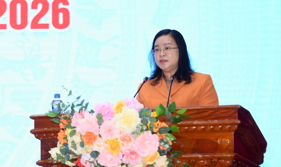 Phó Bí thư Đảng ủy UBND tỉnh Đồng Tháp Huỳnh Thị Hoài Thu báo cáo tóm tắt kết quả thực hiện nhiệm vụ chính trị trong năm 2025.