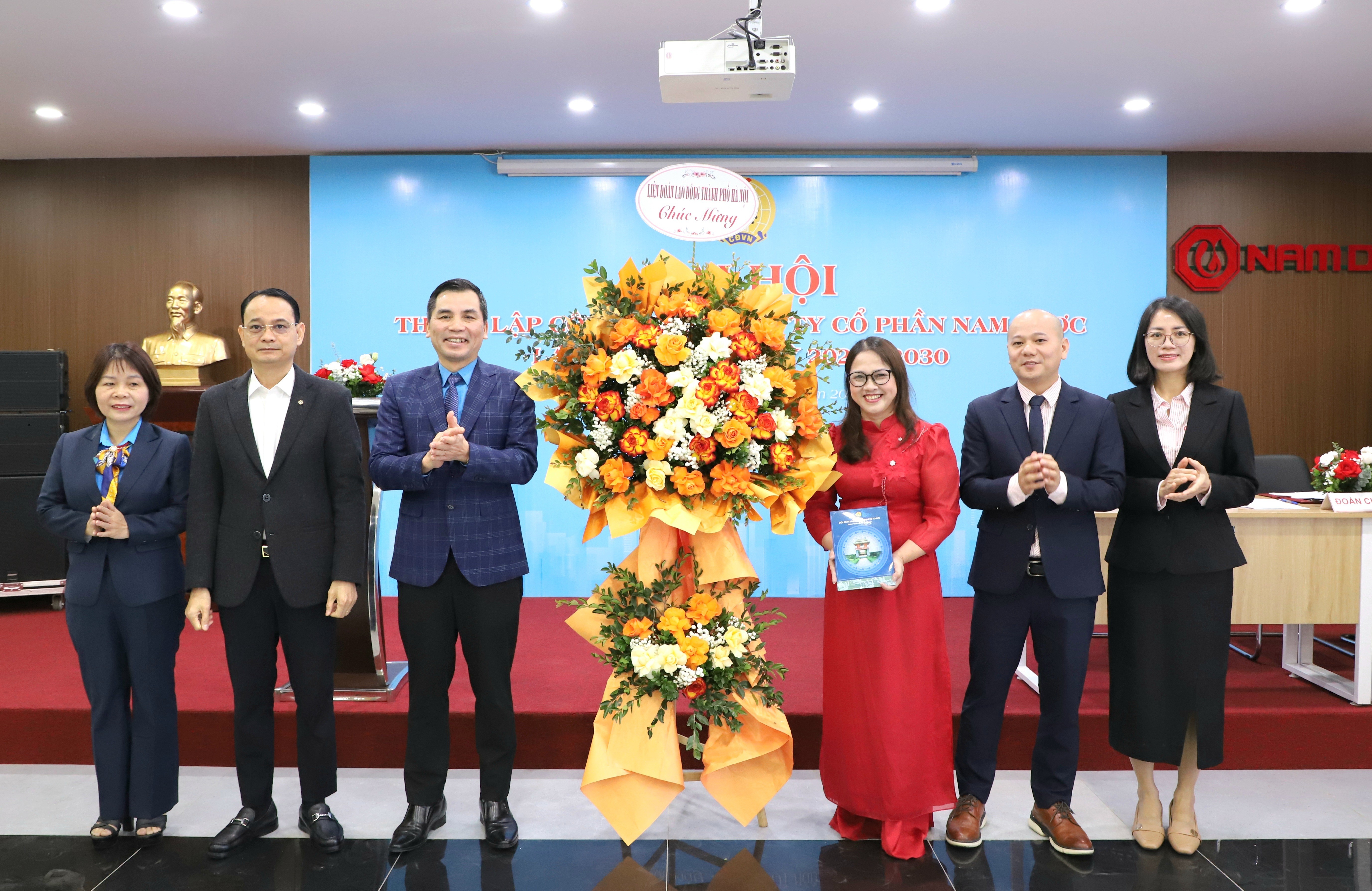 Lãnh đạo LĐLĐ thành phố Hà Nội tặng hoa chúc mừng Đại hội Lãnh đạo LĐLĐ thành phố Hà Nội tặng hoa chúc mừng Đại hội