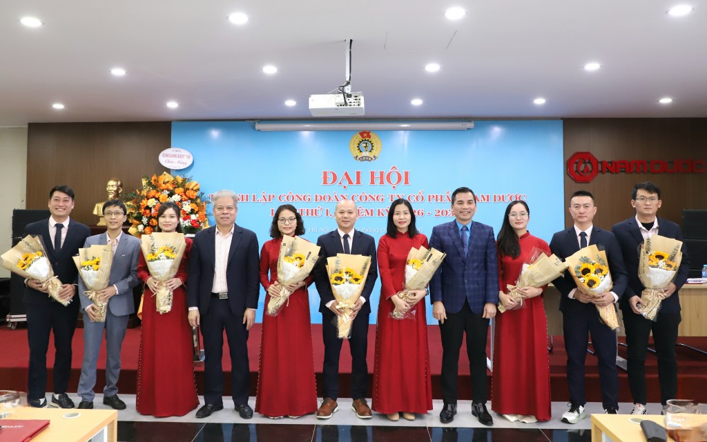 ãnh đạo LĐLĐ thành phố Hà Nội và lãnh đạo Công ty tặng hoa chúc mừng Ban Chấp hành Công đoàn Công ty ãnh đạo LĐLĐ thành phố Hà Nội và lãnh đạo Công ty tặng hoa chúc mừng Ban Chấp hành Công đoàn Công ty