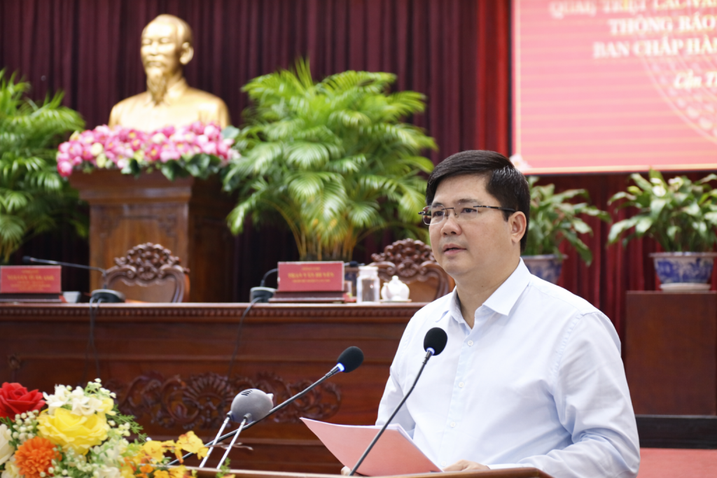 Đồng chí Nguyễn Tuấn Anh, Phó Bí thư Thành ủy, Trưởng Đoàn đại biểu Quốc hội TP Cần Thơ trình bày báo cáo tại hội nghị.