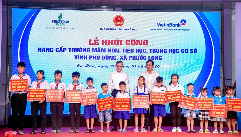 Tổng Kiểm toán Nhà nước Ngô Văn Tuấn cùng Phó Bí thư Thường trực Tỉnh ủy Cà Mau Huỳnh Quốc Việt trao học bổng cho học sinh nghèo vượt khó.