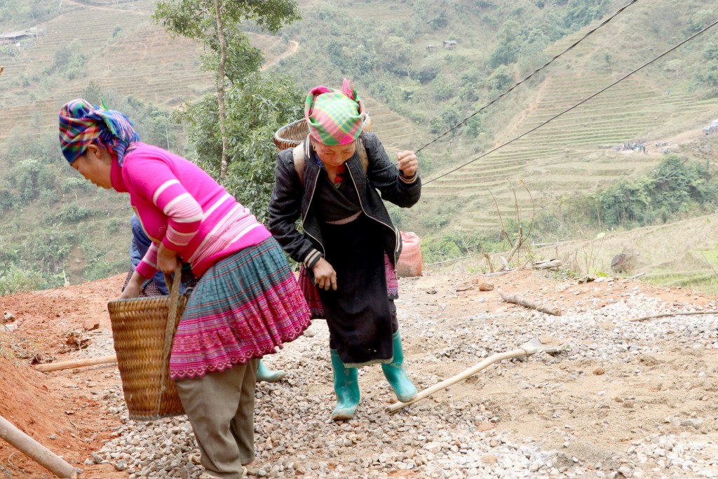Bà con các dân tộc ở thôn Tống Trong chung tay gùi vật liệu lên núi thi công công trình “Con đường cùng em tới trường”