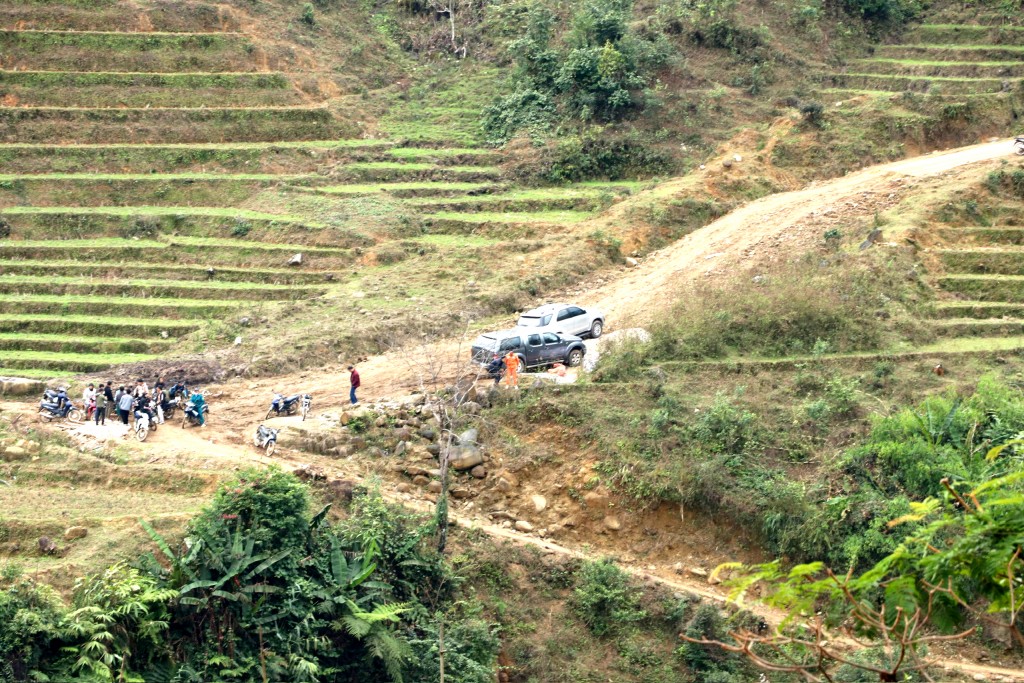Xe ô tô bán tải phải dừng lại dưới thung lũng để đoàn công tác leo bộ tới điểm trường trên núi cao