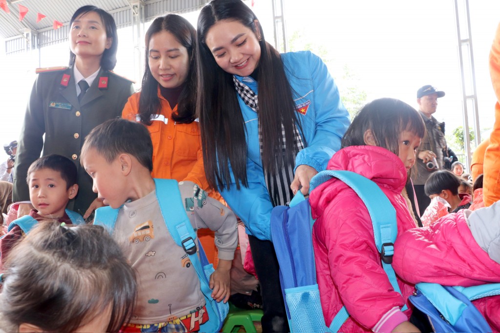 Bí thư Đoàn Thanh niên EVNNPC Nguyễn Thị Quỳnh Ly cùng các cán bộ của Tổng công ty trao quà tới các em nhỏ vùng cao xã Trạm Tấu, Lào Cai
